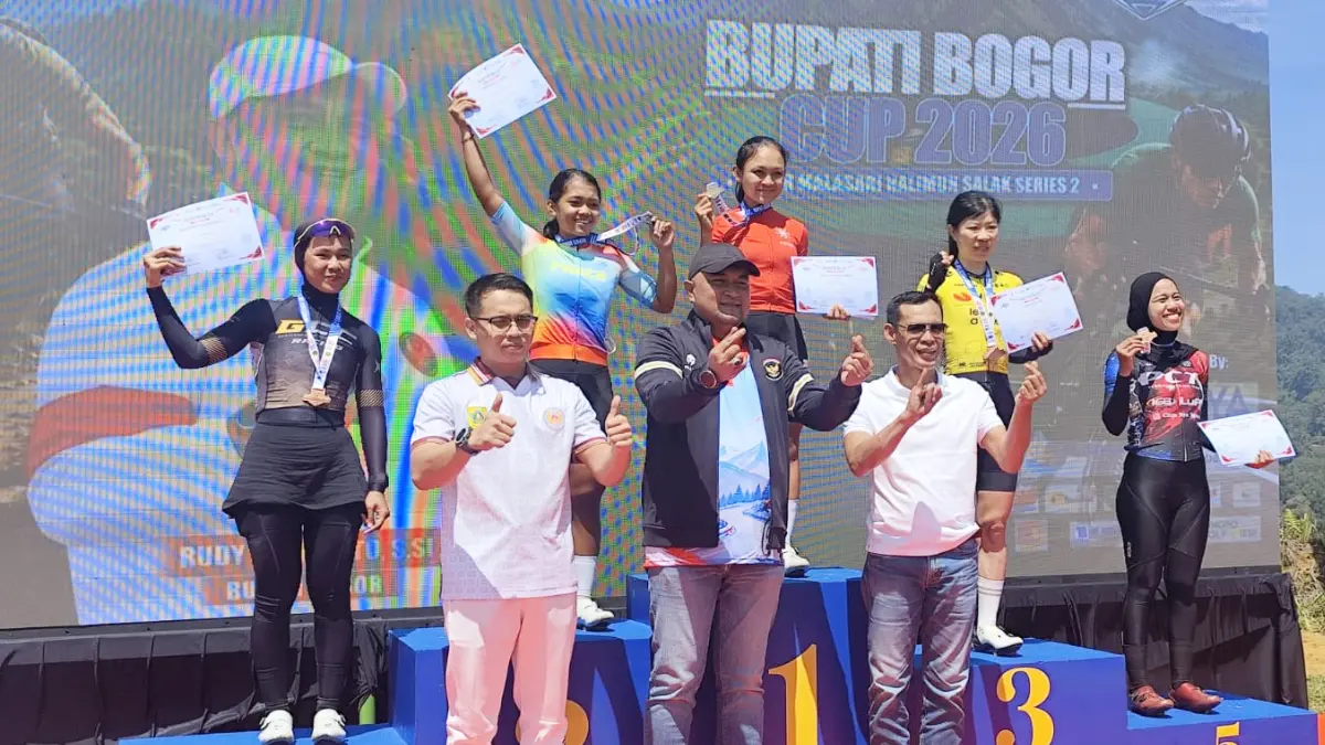 Bupati Bogor Rudy Susmanto, Wakil Bupati dan Ketua KONI Kabupaten Bogor Arif Rochmawan bersama para juara Bupati Bogor Cup 2026. (Dok. KONI Kabupaten Bogor)
