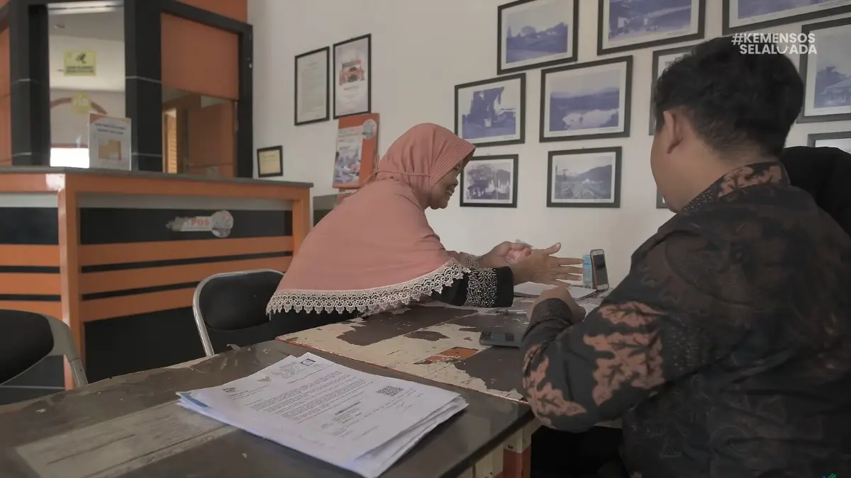 Ilustrasi penyaluran bansos tahap ketiga tahun 2026 kepada KPM. (Youtube Kemensos RI)