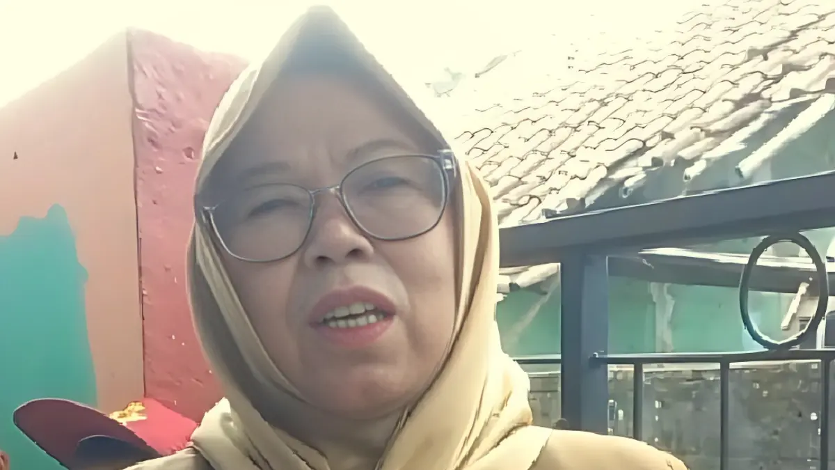 Kepala SDN 01 Lumpang, Ernawati memberikan keterangan kepada wartawan, Senin 10 Agustus 2026.