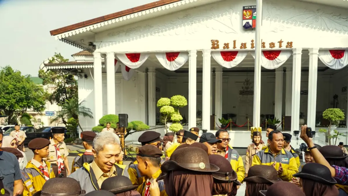 Ketua Mabicab Gerakan Pramuka Kota Bogor yang Juga Wali Kota Bogor, Dedie A Rachim bersama oara anggota Pramuka.  (Humas Pemkot Bogor)