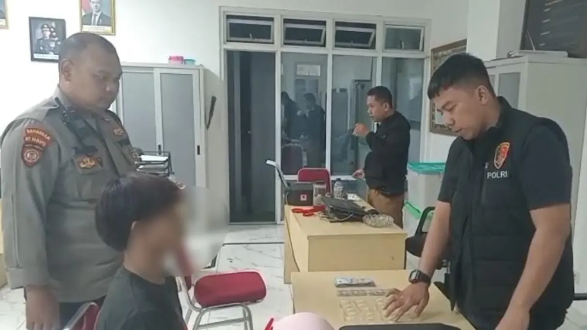 Polsek Gunung Putri mengamankan terduga pelaku peredaran obat keras terlarang. (Dok. Polsek Gunung Putri)