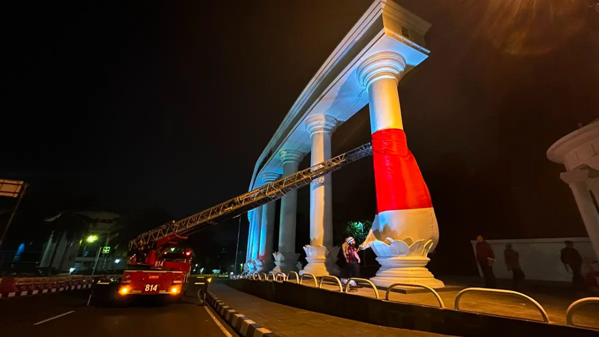 Proses pemasangan bendera merah putih oleh Damkar Kota Bogor di tiang Lawang Salapan, Senin, 10 Agustus 2026. (Fauzan/Radar Bogor)