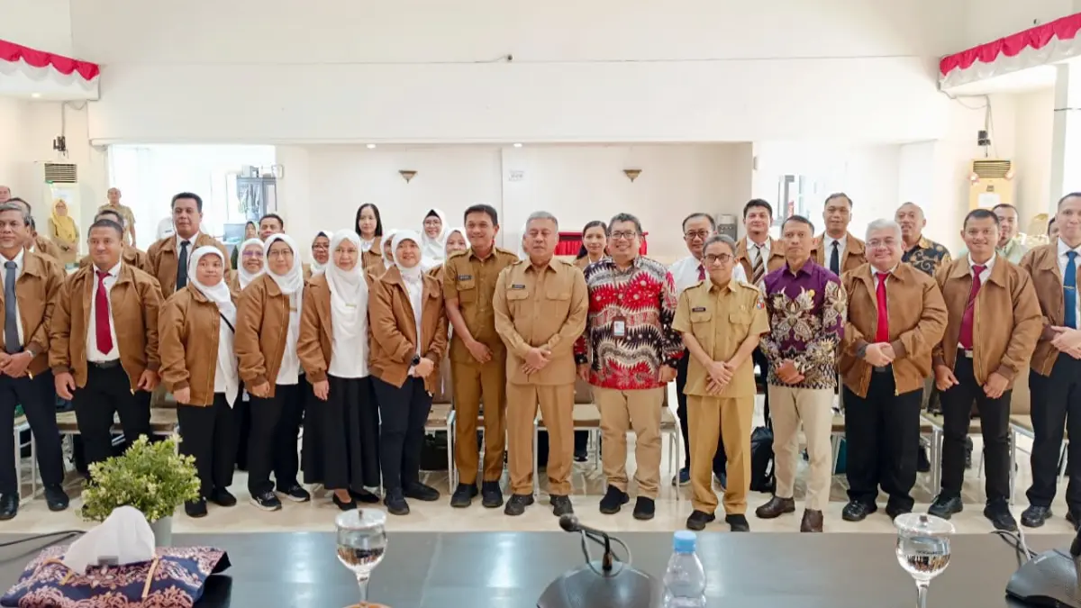 Sekda Kota Bogor Denny Mulyadi menerima rombongan 30 peserta Studi Lapangan PKA BPS Angkatan XI Tahun 2026 di Paseban Sri Baduga, Balai Kota Bogor. (Dok. Humas Pemkot Bogor)