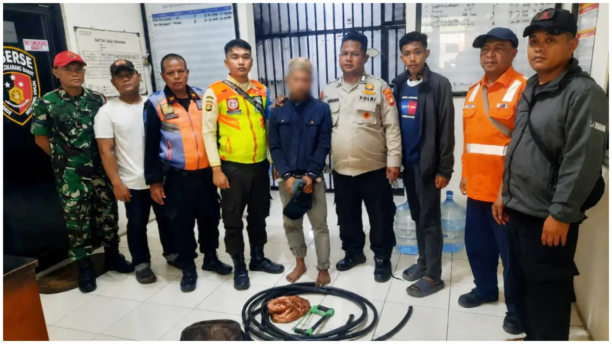 Terduga pelaku pencurian kabel persinyalan kereta api diamankan petugas. (Foto: Humas PT KAI Daop 1 Jakarta)