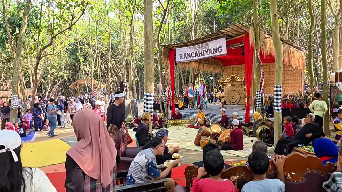 Wisata kuliner tradisional di Pasar Rancahiyang (YouTube Kang Abd)