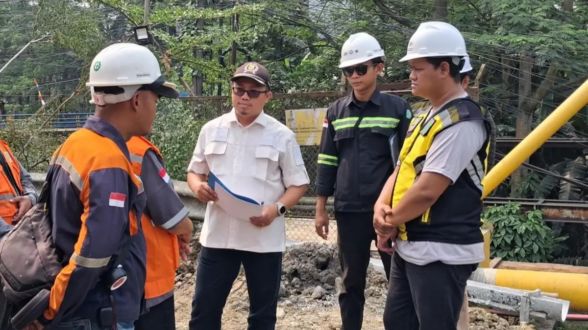 Anggota DPRD Kabupaten Bogor, Ahmad Fathoni saat meninjau revitalisasi jembatan Wika atau Kedep, Kabupaten Bogor. (Muhammad Ali/Radar Bogor)