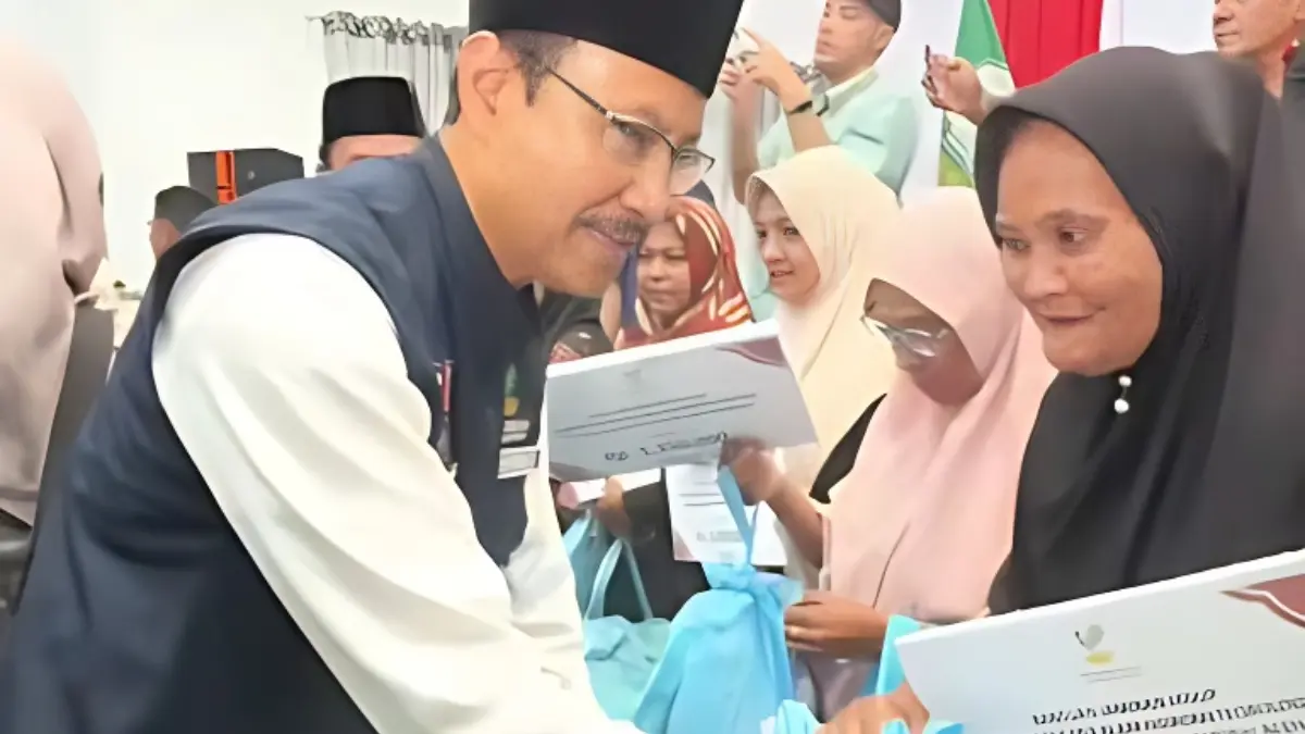 Menteri Sosial, Saifullah Yusuf saat menyerahkan bantuan.  (Kemensos RI)