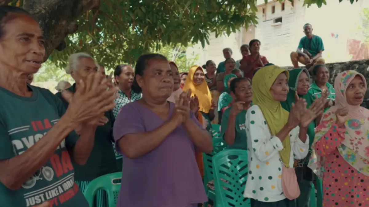 Para penerima Bansos mendapatkan arahan dari petugas.  (Kemensos RI)