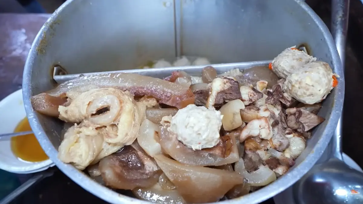 Penampakan jeroan melimpah yang bisa didapatkan di Bakso Seskoal Jaksel. Foto: YouTube Anak Kuliner