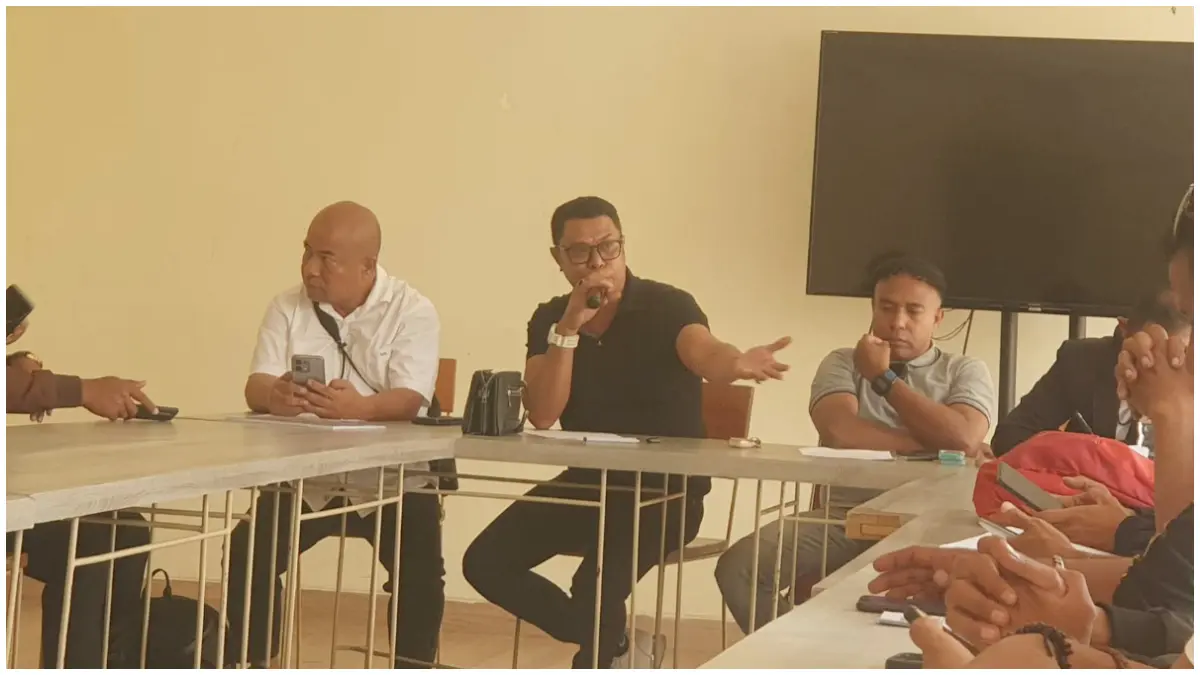 Tim Hukum PT PMC saat menyampaikan keterangan soal keributan di Sukajaya Bogor. (Foto : Billy/Radar Bogor)