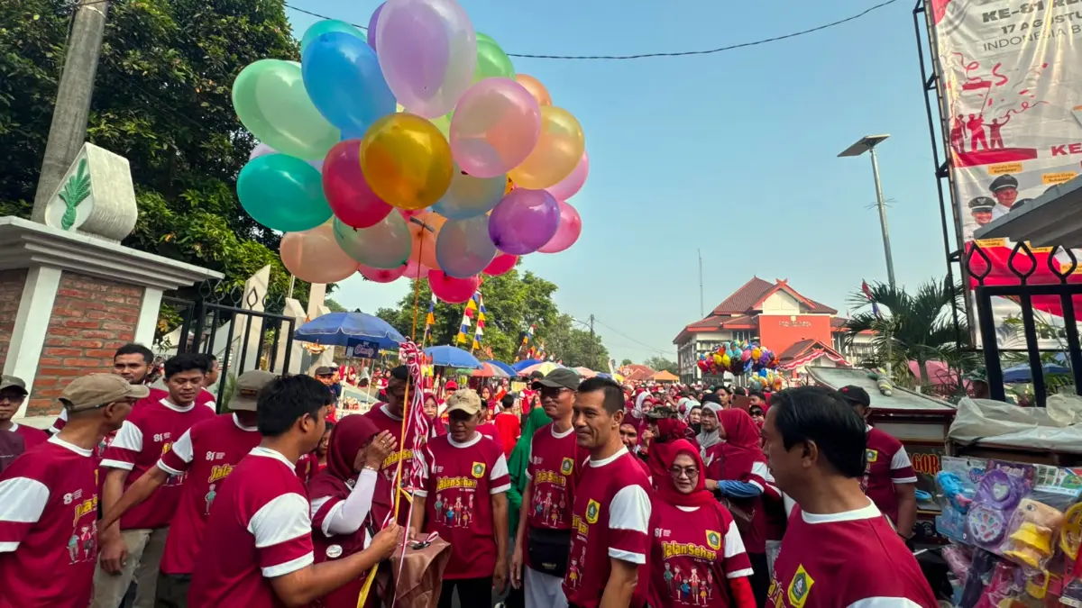 Berbagai lapisan masyarakat di Rumpin, Kabupaten Bogor ikut ramaikan jalan sehat HUT ke-81 RI. (Nasir/ Radar Bogor)