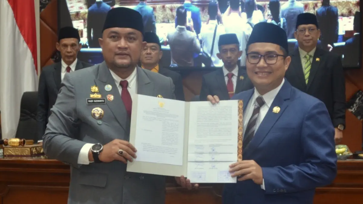 Bupati Bogor, Rudy Susmanto (kiri) hadiri Rapat Paripurna DPRD Kabupaten Bogor pada Rabu, 12 Agustus 2026.&nbsp;(Humas Pemkab Bogor)