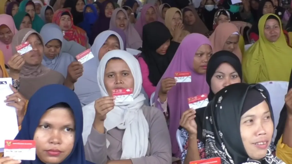 Ilustrasi KPM bansos ramai cairkan bansos (YouTube Linjamsos Oke)