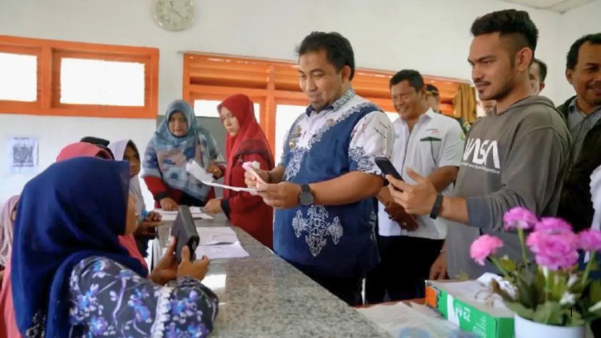 Ilustrasi pemberian Bantuan Pemerintah (Foto: acehbesarkab.go.id)