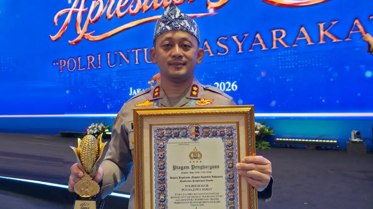 Kapolres Bogor menerima penghargaan Ketahanan Pangan Polri. Foto: Polres Bogor