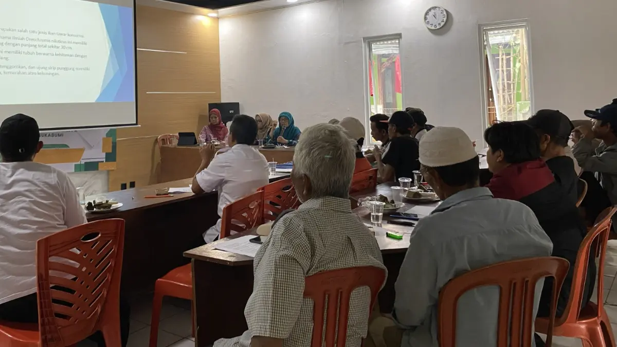 Masyarakat Desa Tenjolaya, Kabupaten Sukabumi, diperkenalkan dengan inovasi PolidroMina, sistem budidaya multitrofik yang mengintegrasikan ikan nila, udang, dan tanaman hidroponik dalam satu sistem produksi. Foto: IST