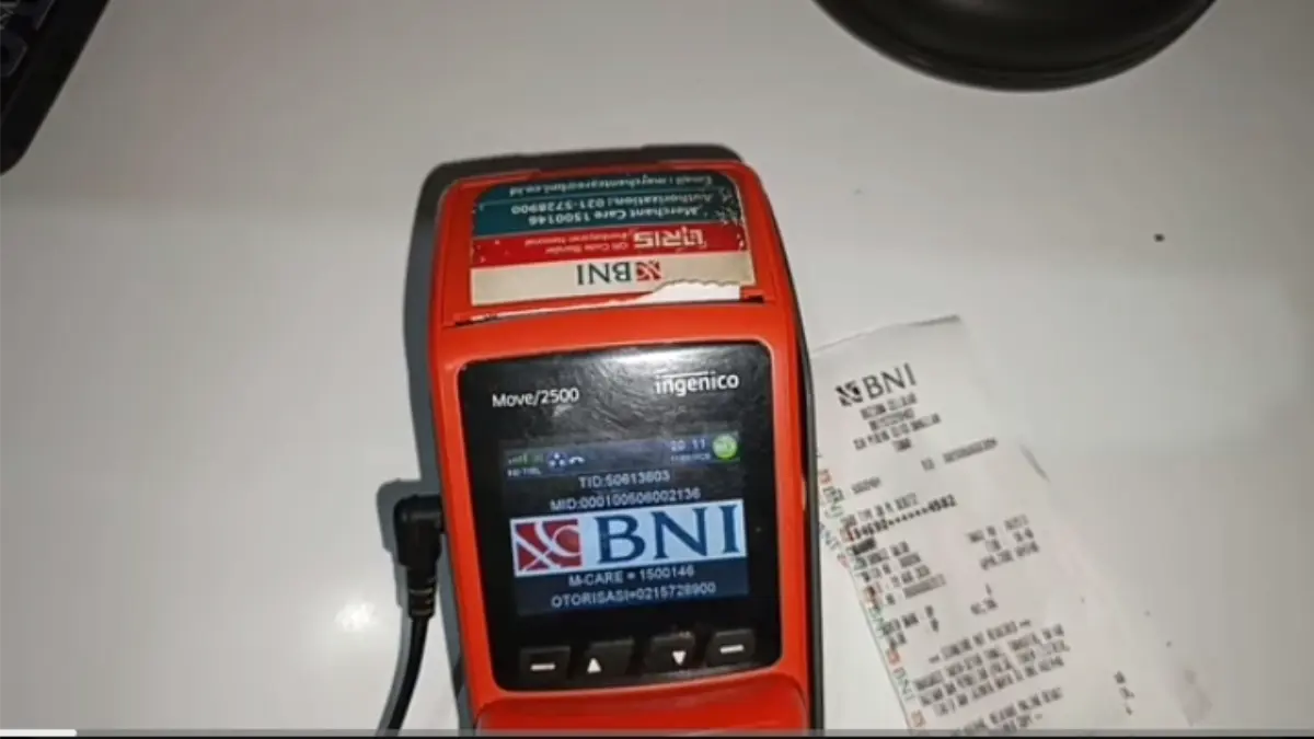 Memeriksa PKH pakai EDC BNI (Foto: YouTube Ruziqna Bansos) 