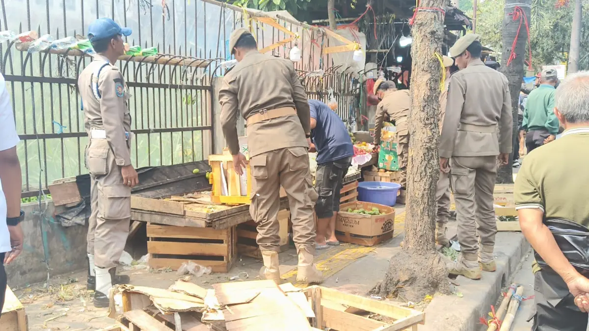 Pemkot Bogor kembali menertibkan pedagang kaki lima (PKL) yang berjualan di trotoar Jalan MA Salmun dan Jalan Merdeka. Foto: Fikri/Radar Bogor