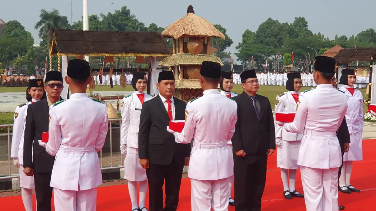 Penyerahan bendera merah putih yang dilakukan Bupati Bogor ke 40 Kecamatan di Kabupaten Bogor. Foto: Hendi Novian/Radar Bogor.