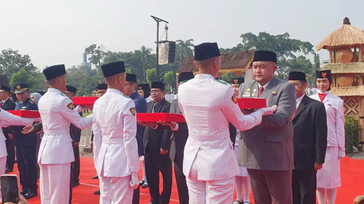 Penyerahan bendera merah putih yang dilakukan Bupati Bogor Rudy Susmanto terhadap 40 kecamatan di Kabupaten Bogor. (Hendi Novian/Radar Bogor)