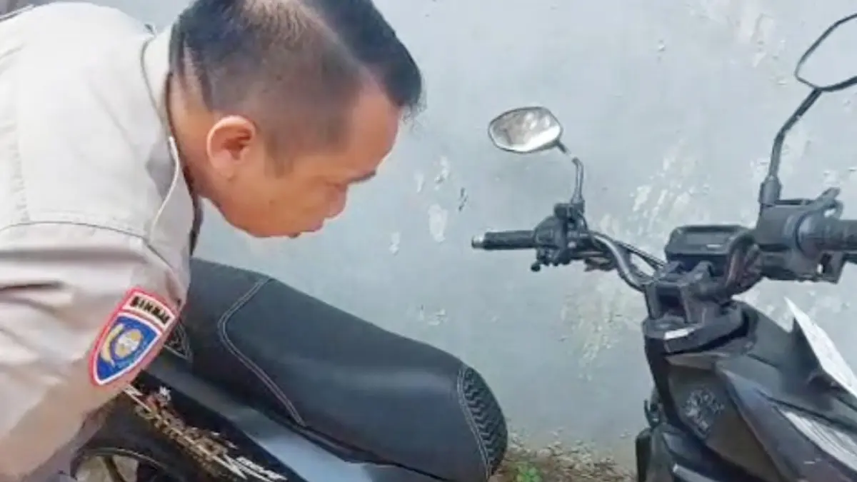 Petugas Polsek Gunung Putri saat melakukan pengecekan motor. (Dok. Polsek Gunung Putri)