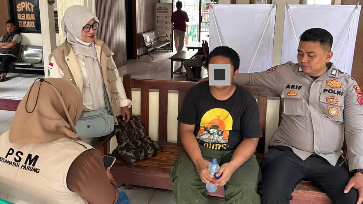Petugas Polsek Parung Bogor saat melakukan penjemputan.
