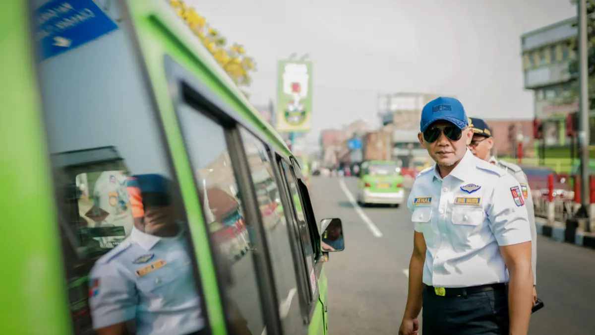 Wakil Wali Kota Bogor Jenal Mutaqin saat mengecek angkot di Kota Bogor. (Dok. Humas Pemkot Bogor)