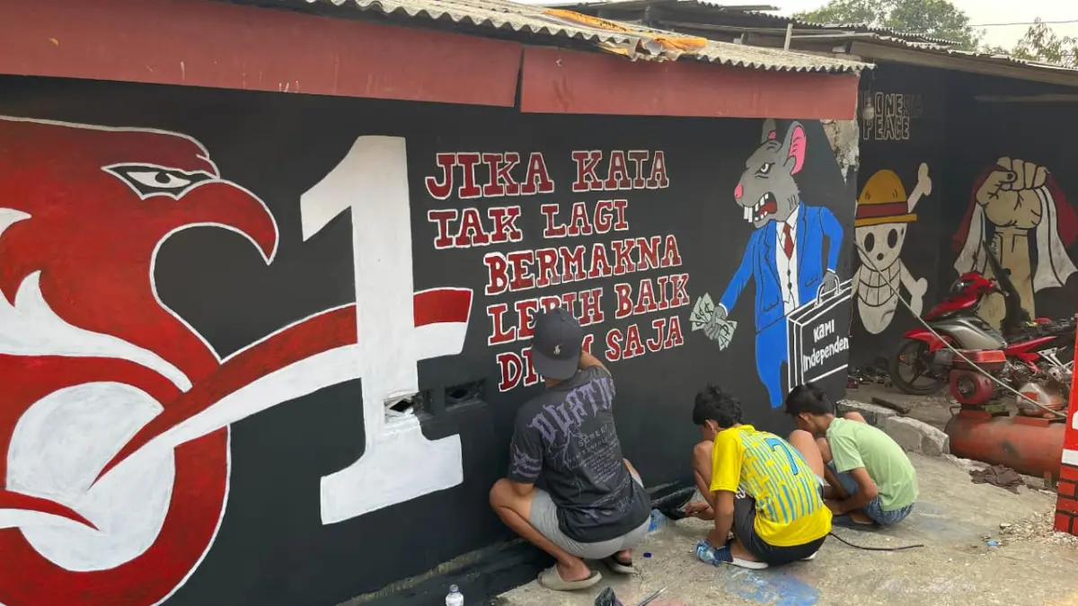 Warga saat membuat mural di dinding rumah Ketua RT, Desa Pasir Laja, Kecamatan Sukaraja, Kabupaten Bogor, Rabu, 12 Agustus 2026. (Muhammad Ali/Radar Bogor)