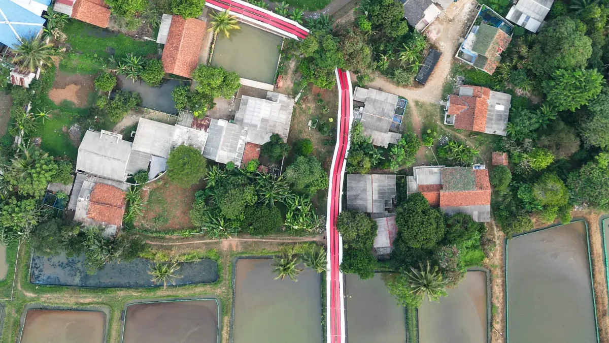 Bendera merah putih sepanjang 1.200 meter membentang di atas jalan lingkungan Kampung Cibogo Parigi, Desa Ciseeng, Kecamatan Ciseeng, Kabupaten Bogor. (Aziz/Radar Bogor)