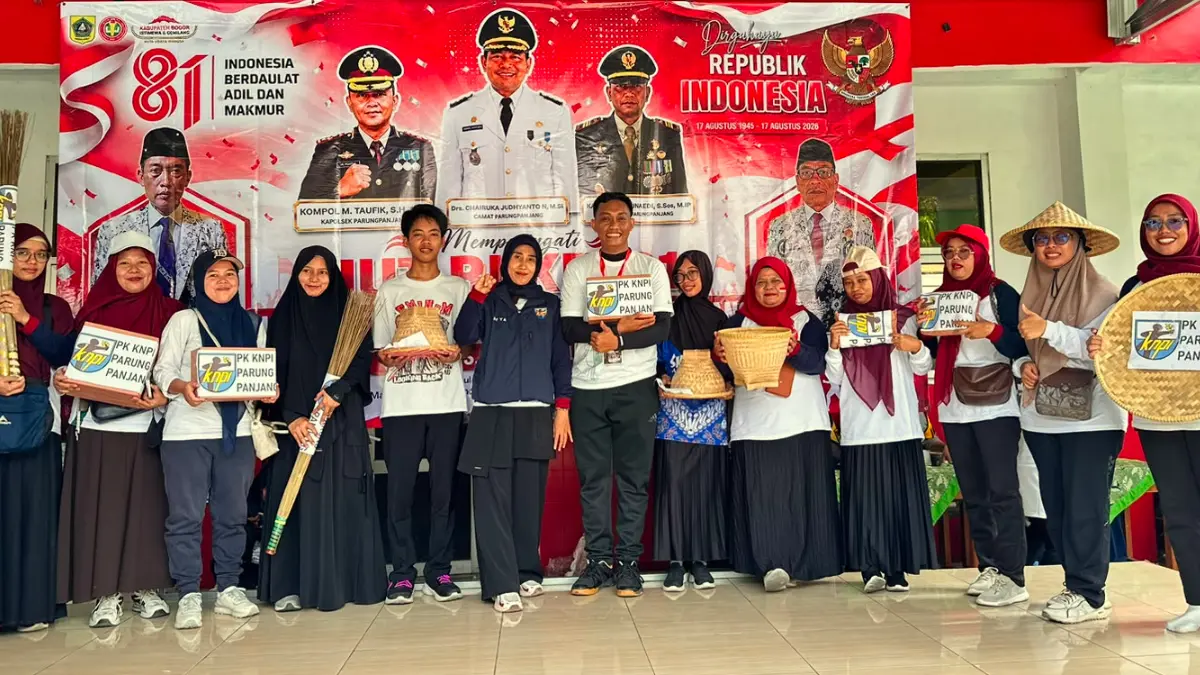 Berfoto bersama di sela Jalan Sehat PGRI di Kecamatan Parung Panjang, Kabupaten Bogor, Kamis 13 Agustus 2026.  (Nasir/ Radar Bogor)