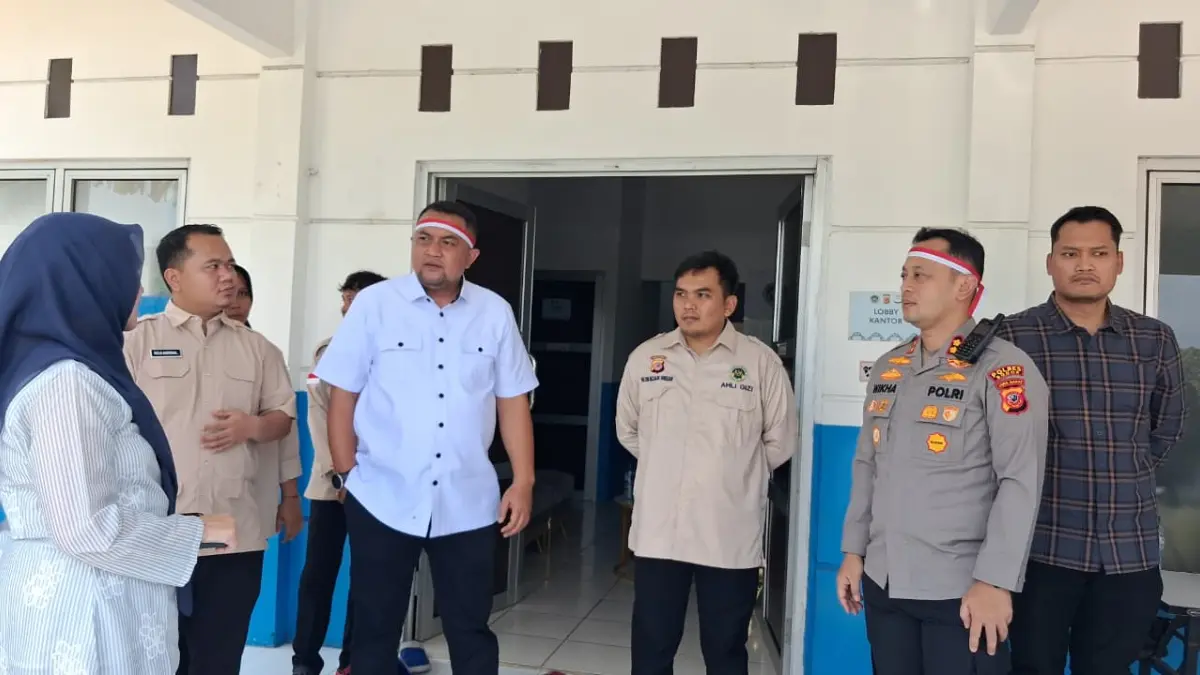 Bupati Bogor, Rudy Susmanto bersama Kapolres Bogor, Wikha Ardilestanto saat meninjau SPPG Polres Bogor 6 Klapanunggal, Kabupaten Bogor, Kamis, 13 Agustus 2026. (Muhammad Ali/Radar Bogor)