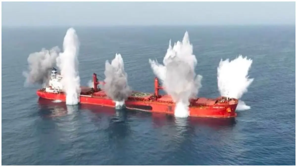 Ilustrasi kapal kargo diserang dengan rudal di Laut Merah pada Selasa, 11 Agustus 2026. (Foto : Reuters)