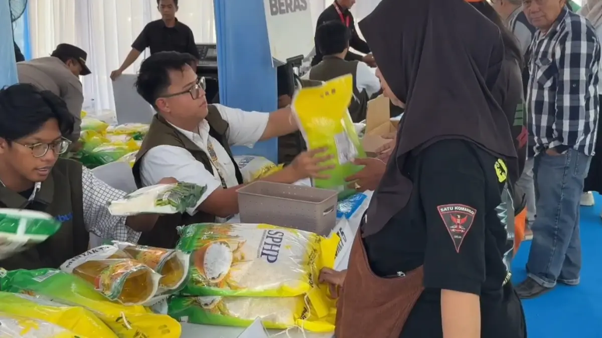 Ilustrasi penyaluran bantuan pangan beras (YouTube TV BULOG)
