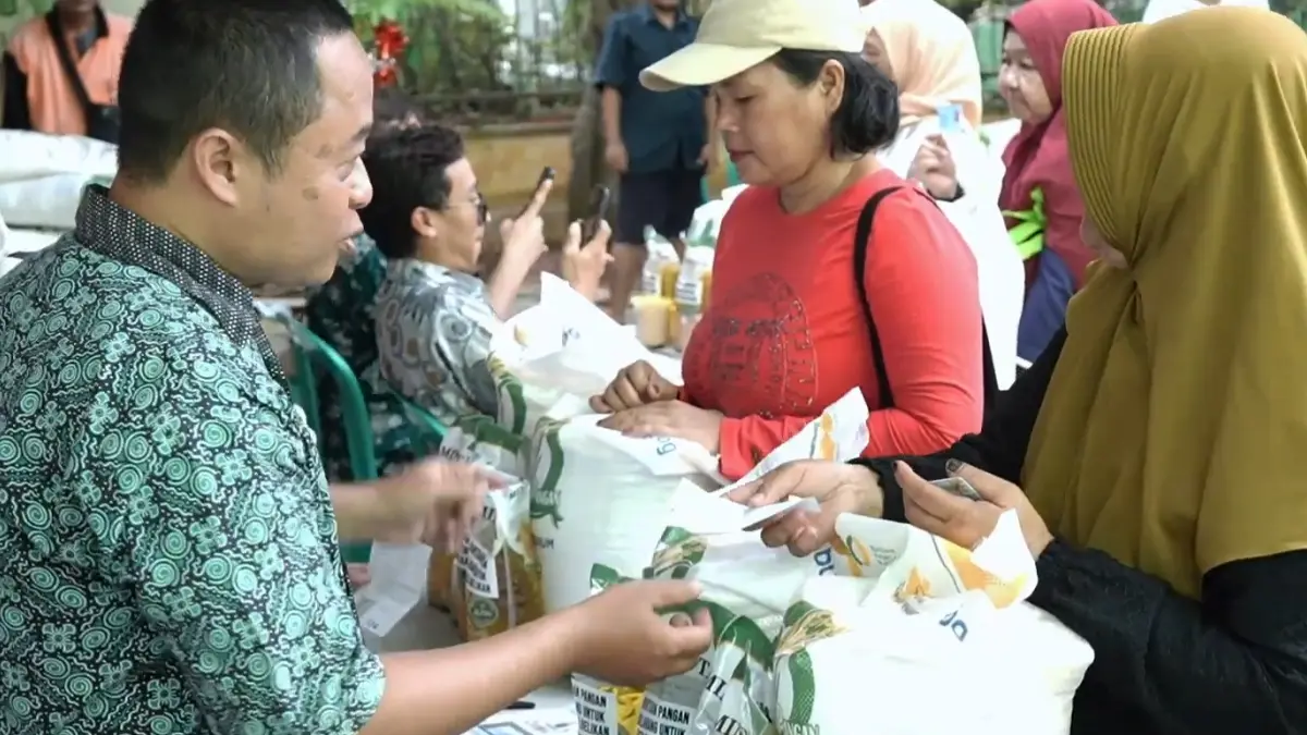 Ilustrasi penyaluran bantuan pangan beras (YouTube TV BULOG)