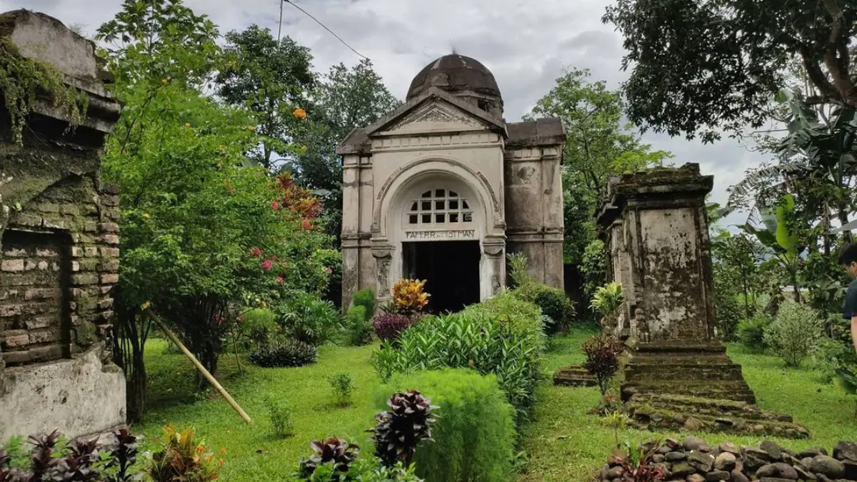 Mausoleum van Motman, yang ada di Bogor Barat. Foto: Triptrus