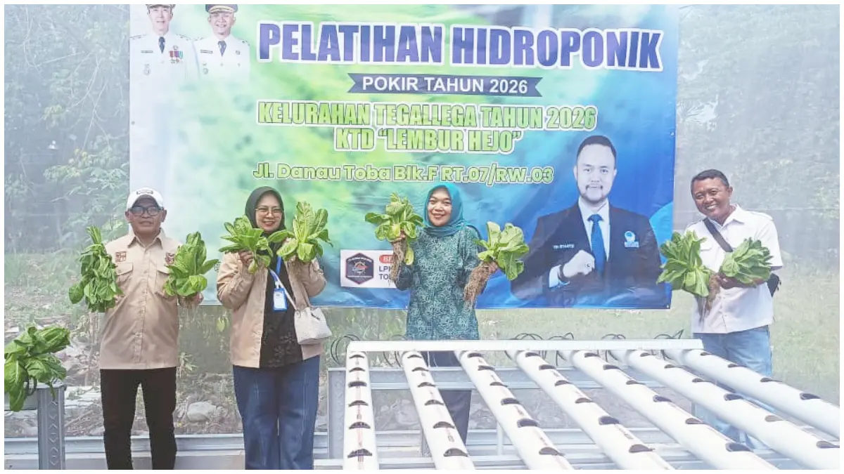 Pelatihan budidaya tanaman hidroponik di Kampung Eduwisata RT 01 RW 03, Kelurahan Tegallega.