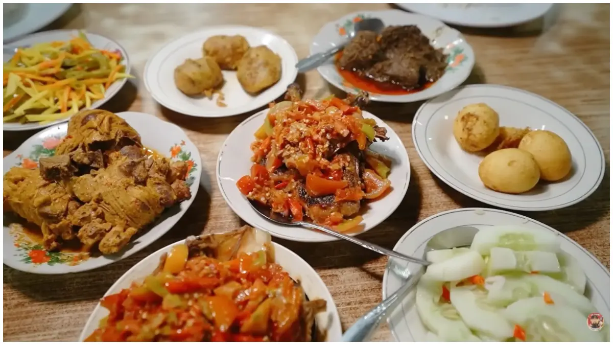 Rumah Makan Minang Putra di Manado punya ayam bakar dengan cita rasa Padang yang berpadu sambal khas Manado. (Foto : YouTube Nex Carlos)