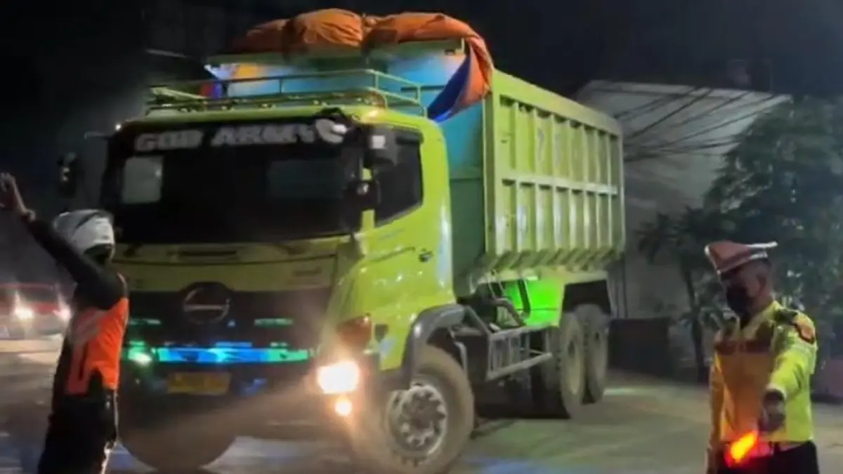 Satlantas Polres Bersama Dishub Kabupaten Bogor saat melakukan penertiban kendaraan truk tambang yang melintas di luar jam operasional di Parung Panjang, Kabupaten Bogor, Kamis, 13 Agustus 2026.(Dok.  Polres Bogor)
