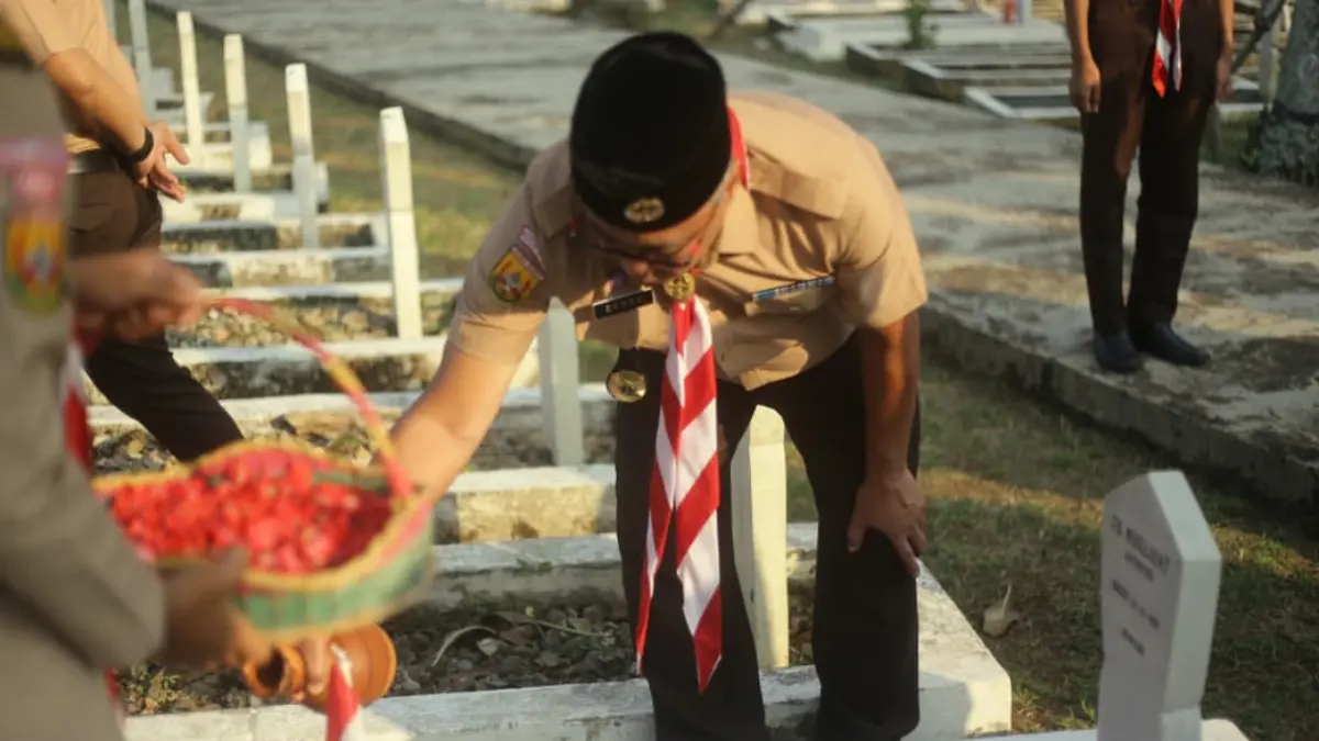 Sekda Kota Bogor sekaligus Ketua Kwarcab Gerakan Pramuka Kota Bogor, Denny Mulyadi tabur bunga di TMP Dreded, Kamis (13/8/2026). (Diskominfo)