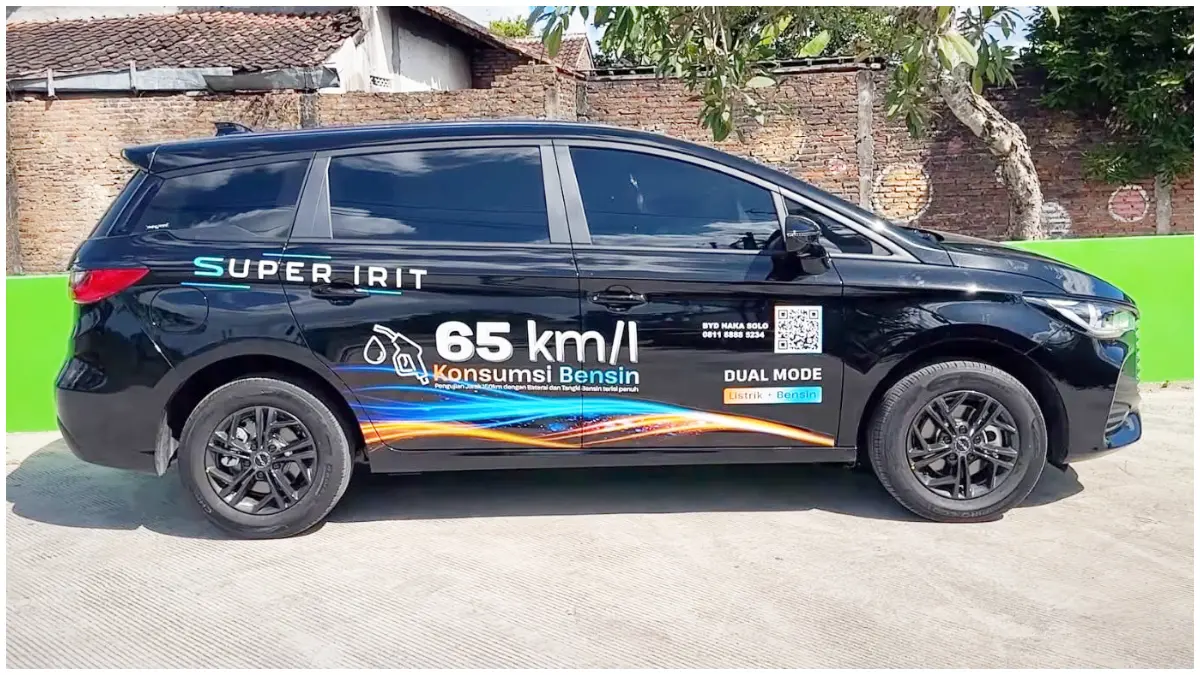 Tampilan Mobil BYD M6. (Foto: Kanal Youtube Ridwan Hanif)