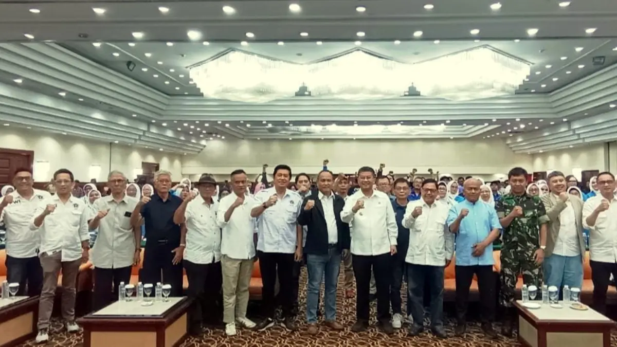 Wagub Jawa Barat, Erwan Setiawan berfoto bersama peserta Konferprov, Kamis 13 Agustus 2026.