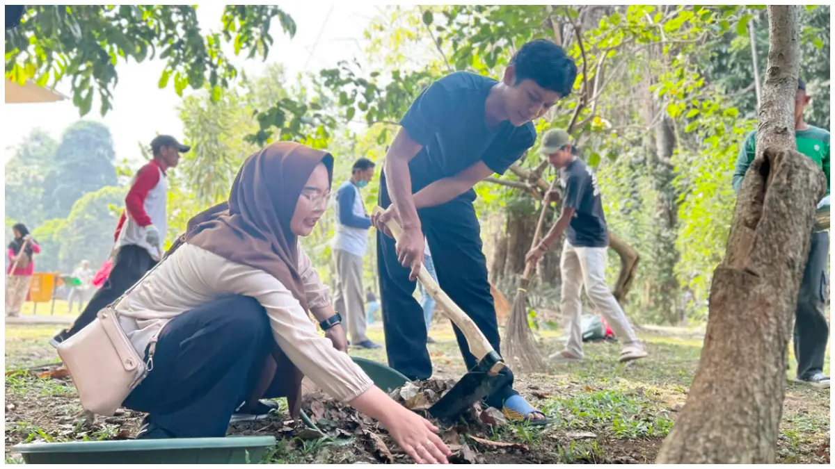 Warga Kota Bogor tengah ikut program Padat Karya. (Foto : Fauzan/Radar Bogor)