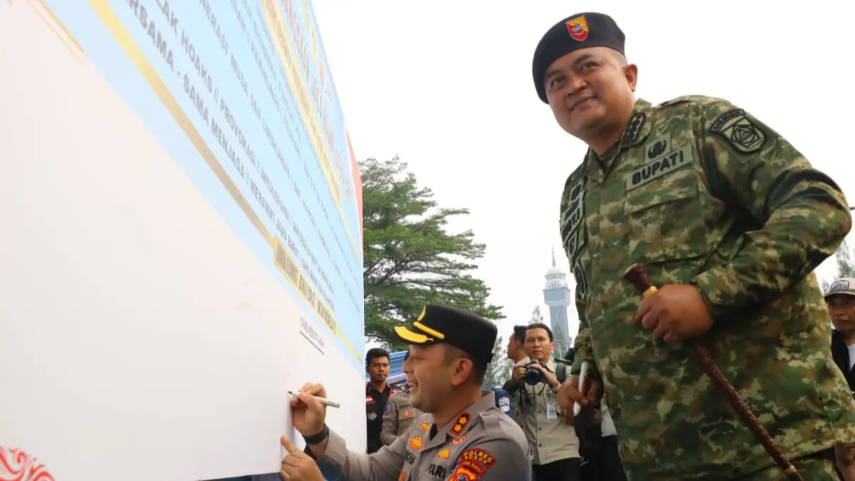 Bupati Bogor Rudy Susmanto bersama Kapolres Bogor AKBP Wika Ardilestanto menghadiri Apel Kebangsaan di Stadion Pakansari, Cibinong, Kabupaten Bogor, Jumat, 14 Agustus 2026. (Hendi Novian/Radar Bogor)