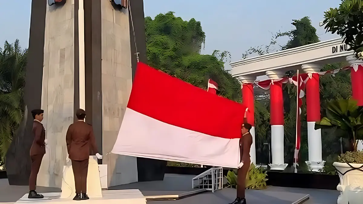 Anggota Pramuka mengibarkan bendera merah putih di kawasan Tugu Kujang, Kota Bogor, Jumat 14 Agustus 2026.