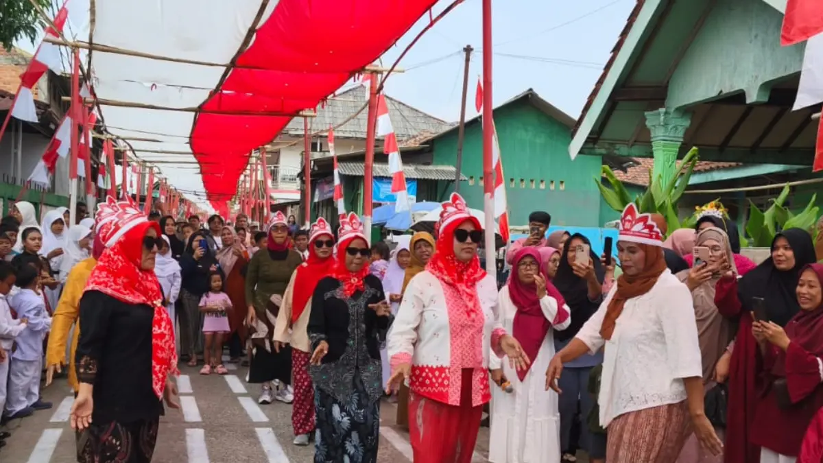 Bendera sepanjang 620 meter membentang di jalan lingkungan warga Desa Cibadak, Kecamatan Ciampea, Kabupaten Bogor pada momen HUT ke-81 RI. (Dok. Kades Cibadak)
