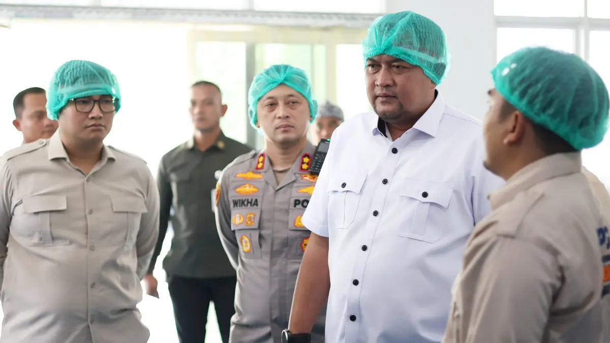 Bupati Bogor Rudy Susmanto saat meninjau dapur program Makan Bergizi Gratis (MBG) atau Satuan Pelayanan Pemenuhan Gizi (SPPG) di Klapanunggal, Kabupaten Bogor. (Dok. Diskominfo Kabupaten Bogor)