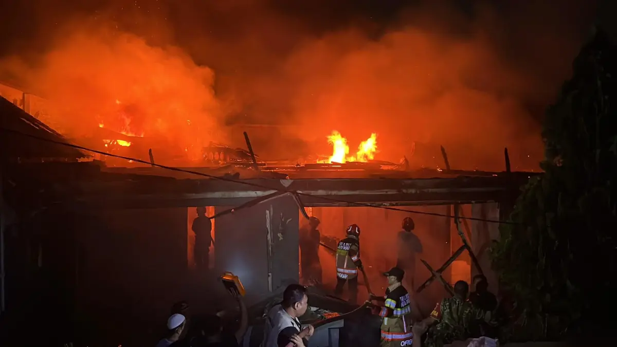 Damkar saat melakukan proses pemadaman pada kebakaran yang terjadi di Layungsari, Kecamatan Bogor Selatan, Kota Bogor, Jumat, 14 Agustus 2026. (Dzikry/radar bogor)