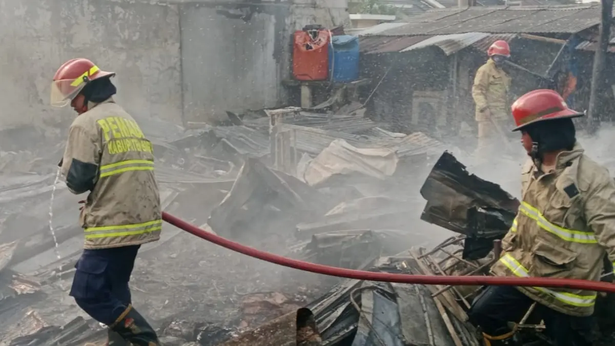 Kebakaran terjadi di lapak rongsokan yang berlokasi di Kampung Jawa, Desa Kota Batu, Kecamatan Ciomas, Kabupaten Bogor. (Dok. Damkar Ciomas)