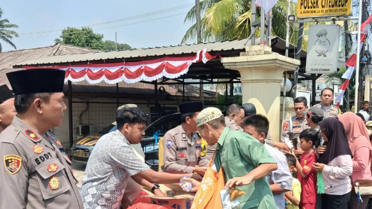Polsek Citeureup saat membagikan Jumat Berkah di depan Mapolsek Citeureup, Kecamatan Citeureup, Kabupaten Bogor, Jumat, 14 Agustus 2026. (Muhammad Ali/Radar Bogor)