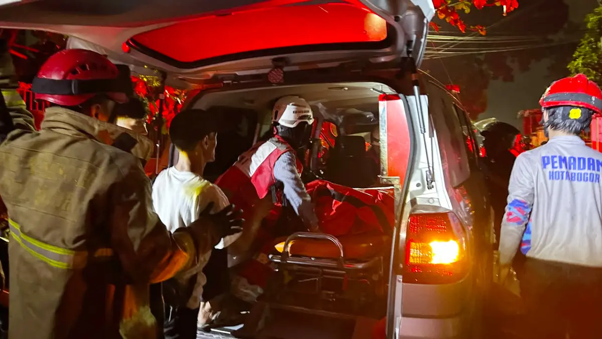 Proses evakuasi korban yang rumahnya kebakaran di Layungsari, Kelurahan Empang, Kecamatan Bogor Selatan, Kota Bogor. (Fauzan/Radar Bogor)